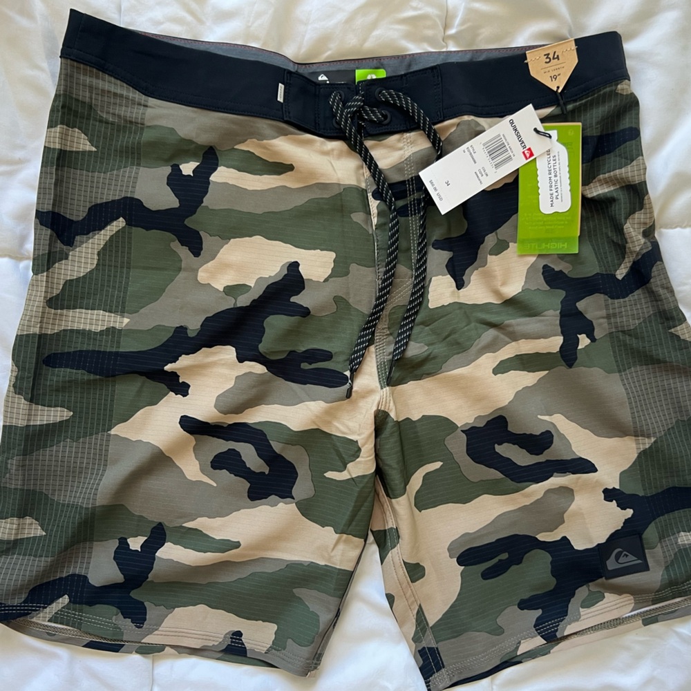 NWT Quiksilver Men’s Camo Boardshorts Size 34